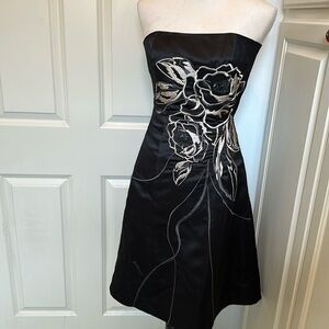 WHBM 💐Stunning embroidered black strapless dress